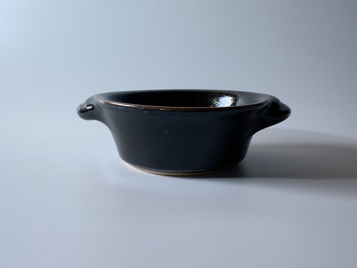 飾り皿 黒とオレンジの美しいグラデーションが特徴の深皿、作家名の刻印あり。工芸品 飾り皿 黒とオレンジの美しいグラデーションが特徴の深皿、作家名の