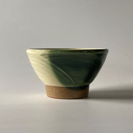 ご飯茶碗 （大　口径約12.5cm・高さ約7cm）緑掛け流し／ぼたん刷毛目　（09）