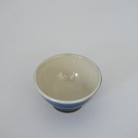 ご飯茶碗（豆　口径約10.6cm・高さ約6cm）呉須 ／牡丹刷毛目　（09）