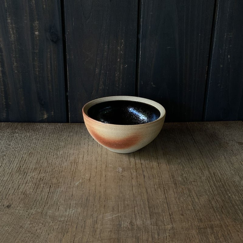 黒い陶器の深いボウル y703401.jpg