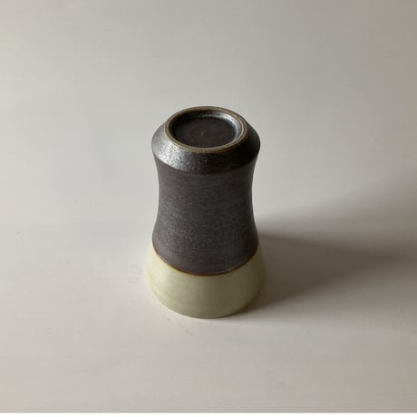 ビールカップ（口径約8㎝・高さ約12㎝）白・下鉄　（03）