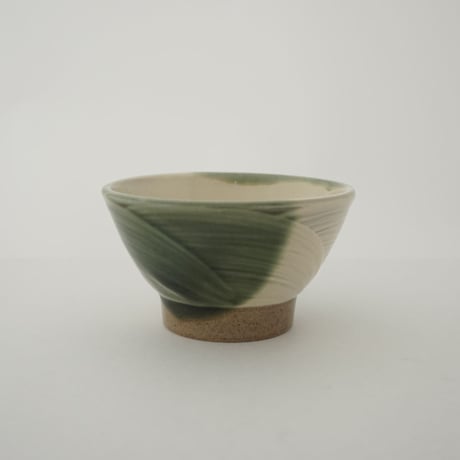 ご飯茶碗（小　口径約11.5cm・高さ約6.5cm）緑掛け流し／ぼたん刷毛目　（09）