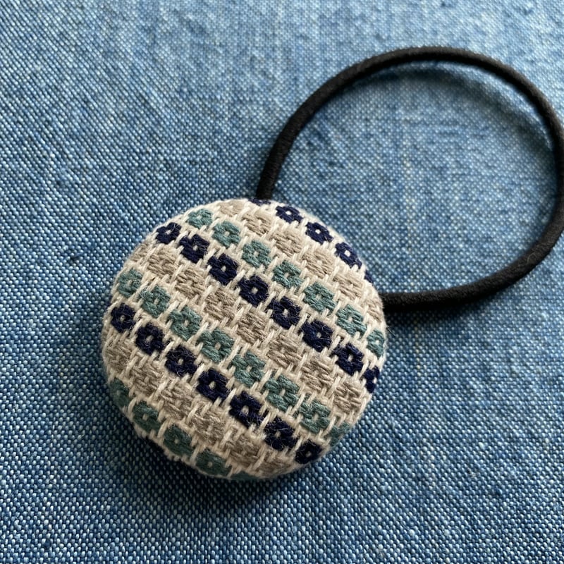 エメラルドグリーンハイビスカス☆手刺繍☆2.7センチくるみボタンヘアゴム2点 エメラルドグリーンハイビスカス☆手刺繍☆2.7センチくるみボタン