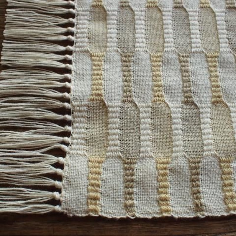 やまもも染 市松織 テーブルセンター(約28㎝×40㎝＋房) ベージュ地 黄