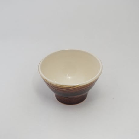 ご飯茶碗 （大　口径約12.5cm・高さ約7cm）飴／ぼたん刷毛目　（09）