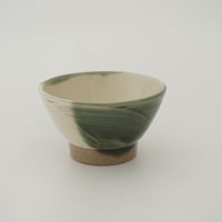 ご飯茶碗（小　口径約11.5cm・高さ約6.5cm）緑掛け流し／ぼたん刷毛目　（09）