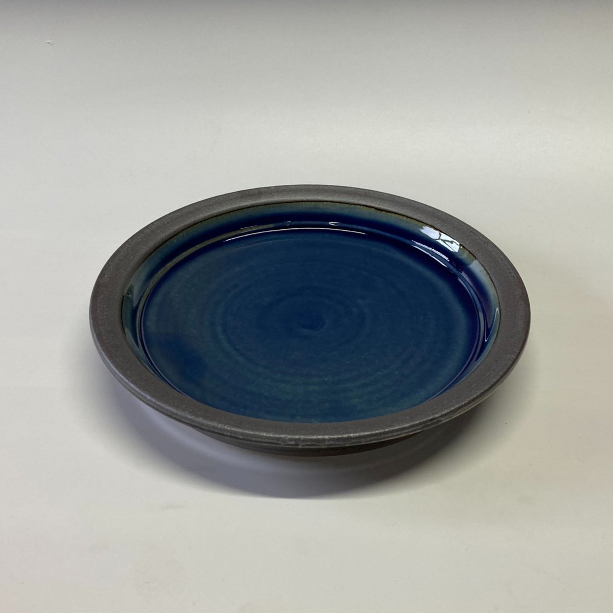 パン皿（7寸／約21cm）呉須 ・縁鉄 （07） | 出西窯 on-line STORE