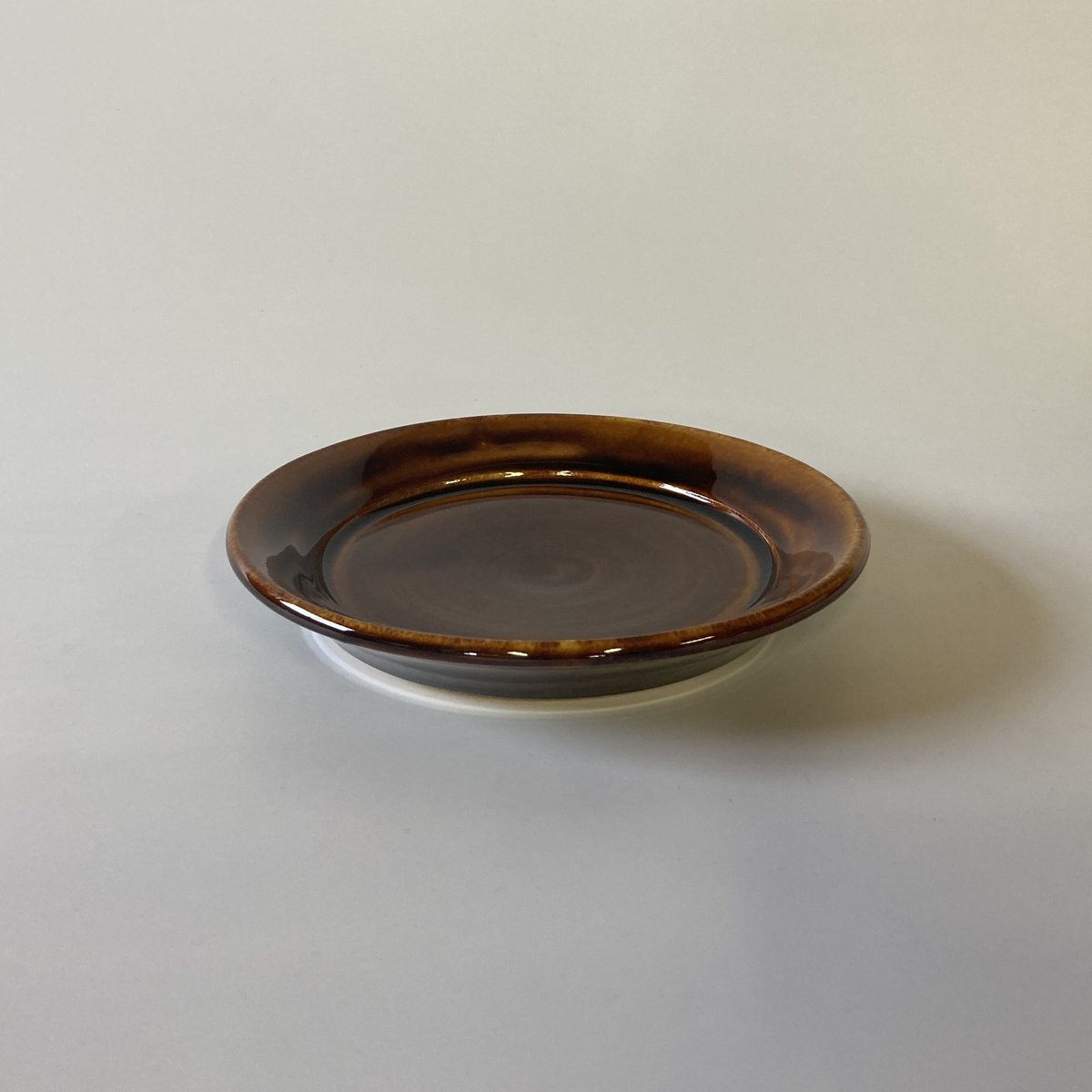 縁付平皿（6寸／約18㎝）飴 （12） | 出西窯 on-line STORE