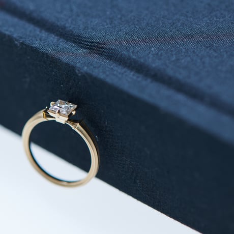 tinge / Princess cut Diamond Ring