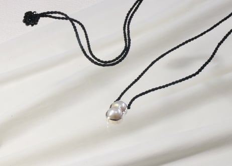 ツインパールとシルクのネックレス