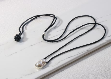 ツインパールとシルクのネックレス
