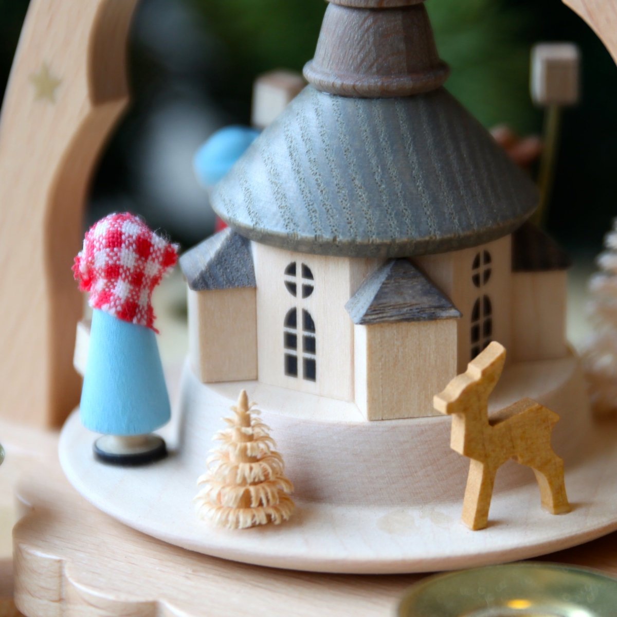 クリスマスピラミッド「ランタンを持つ子どもたち