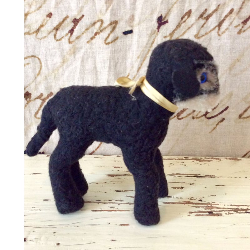 シュタイフ SWAPL 黒い羊のぬいぐるみ 左側半面に日焼け有り シュタイフ SWAPL 黒い羊のぬいぐるみ 左側半面に日焼け有り