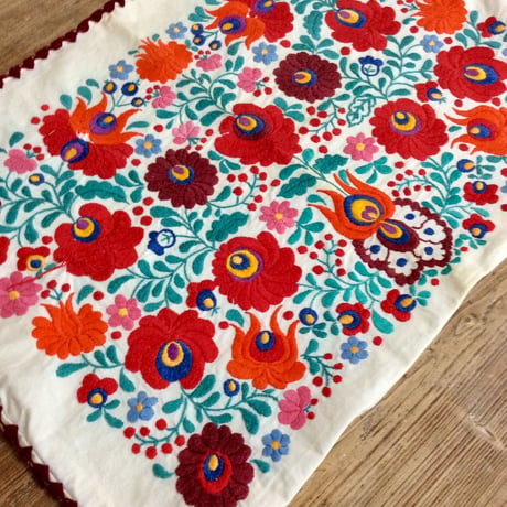 VINTAGEマチョー刺繍クッションカバー 赤いお花たち