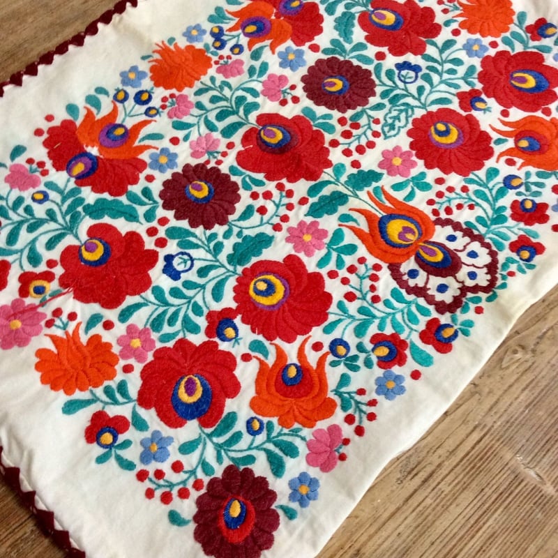 VINTAGEマチョー刺繍クッションカバー 赤いお花たち