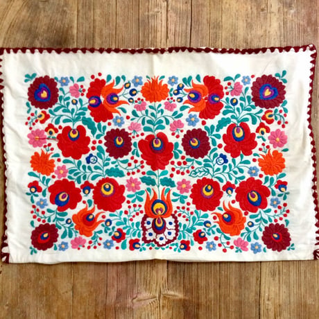 VINTAGEマチョー刺繍クッションカバー 赤いお花たち