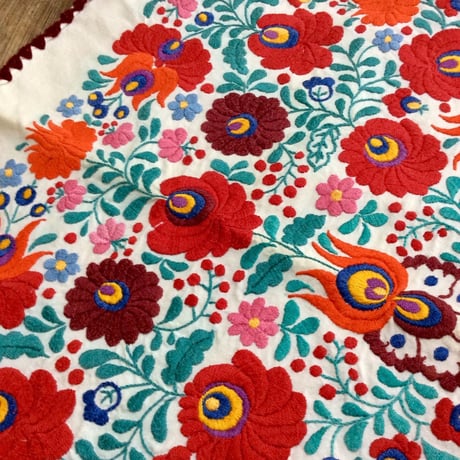 VINTAGEマチョー刺繍クッションカバー 赤いお花たち