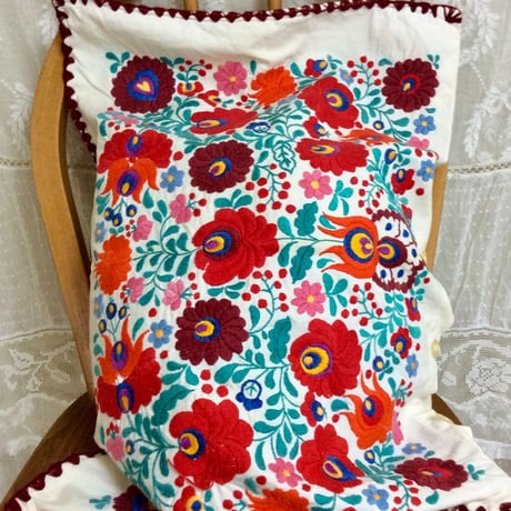 VINTAGEマチョー刺繍クッションカバー 赤いお花たち