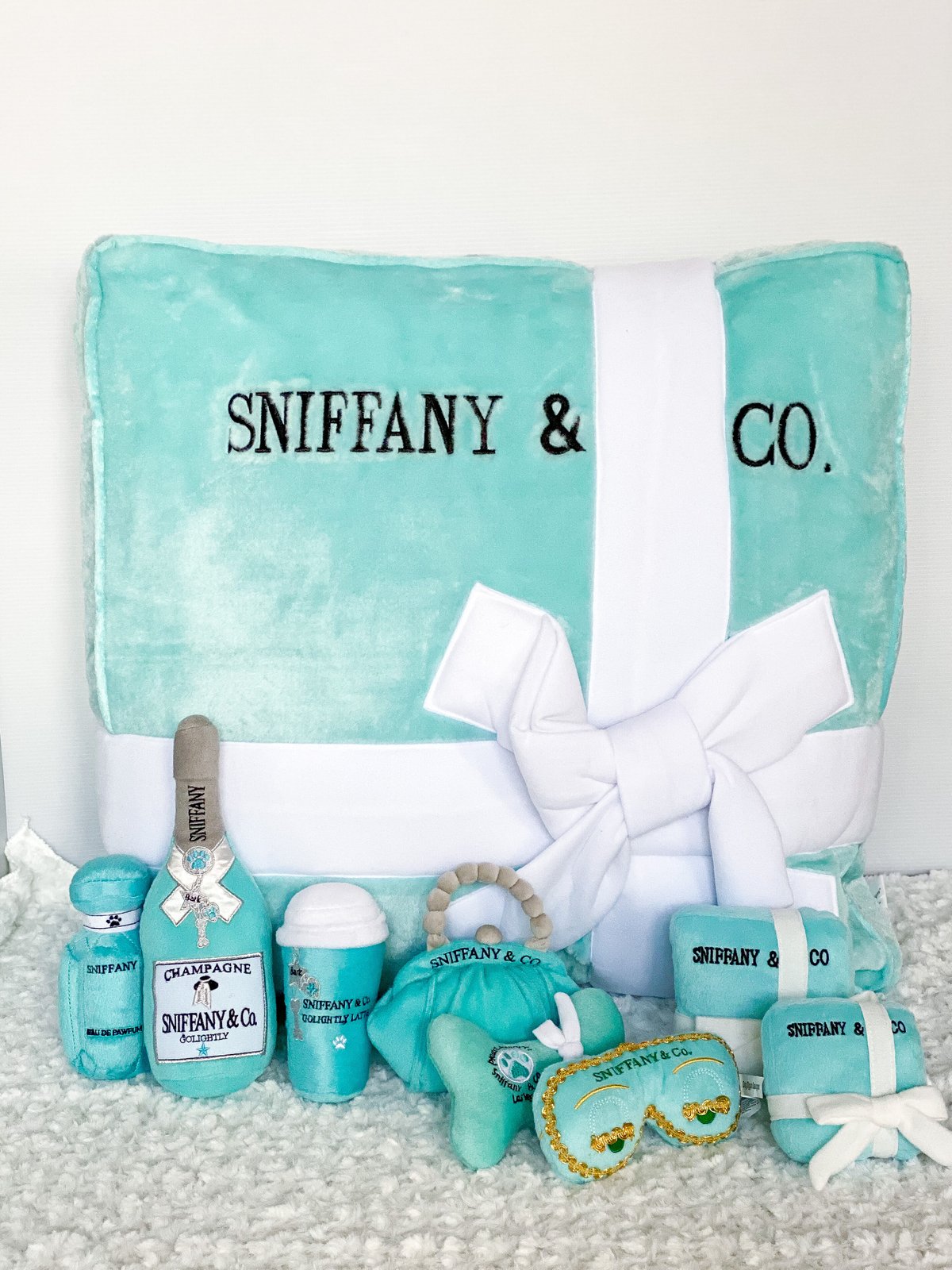 Dog Diggin Designs Sniffany Bed パロディベッド Sniffany Dog Bed Available at Yuppy Puppy Boutique