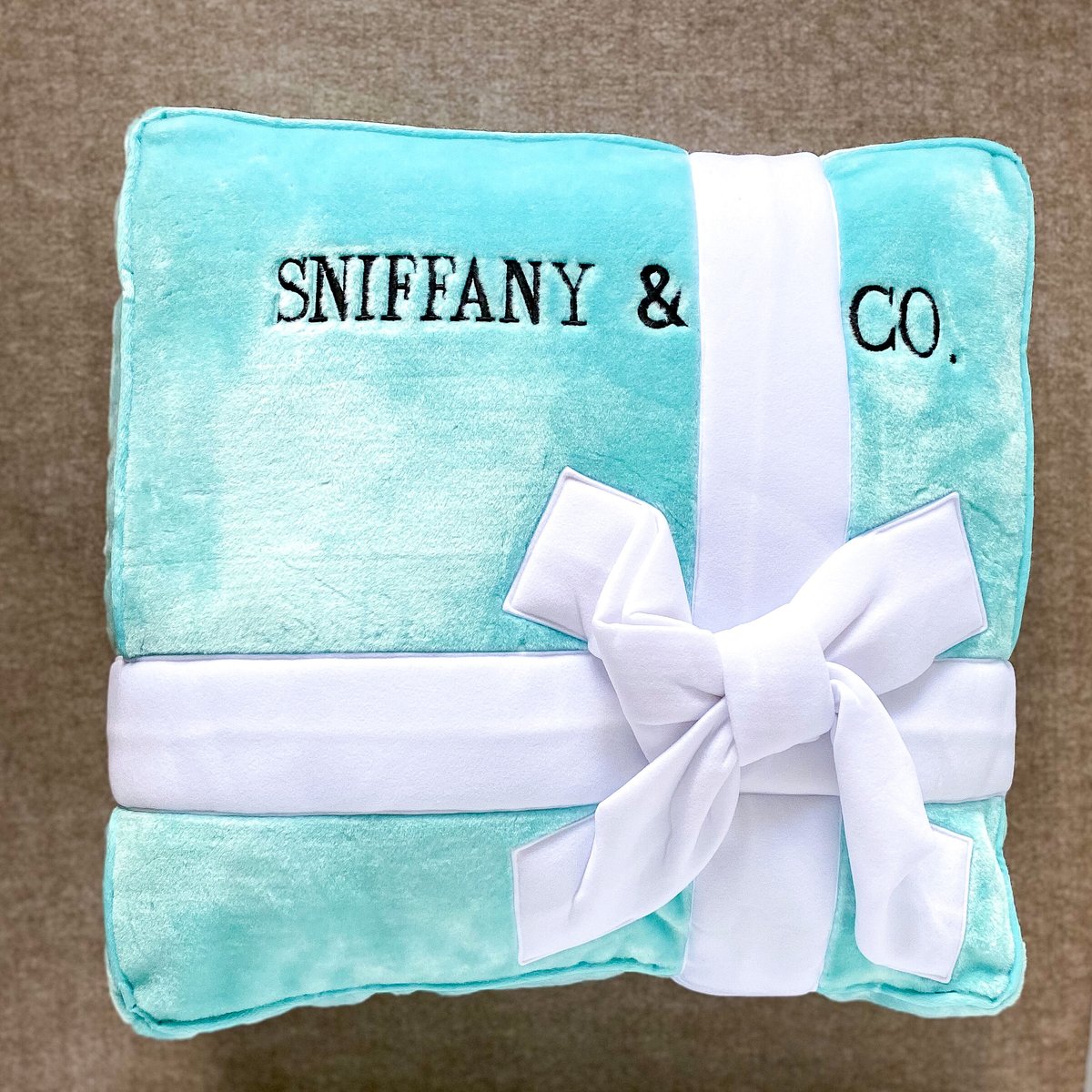 Dog Diggin Designs Sniffany Bed パロディベッド Sniffany Dog Bed Available at Yuppy Puppy Boutique