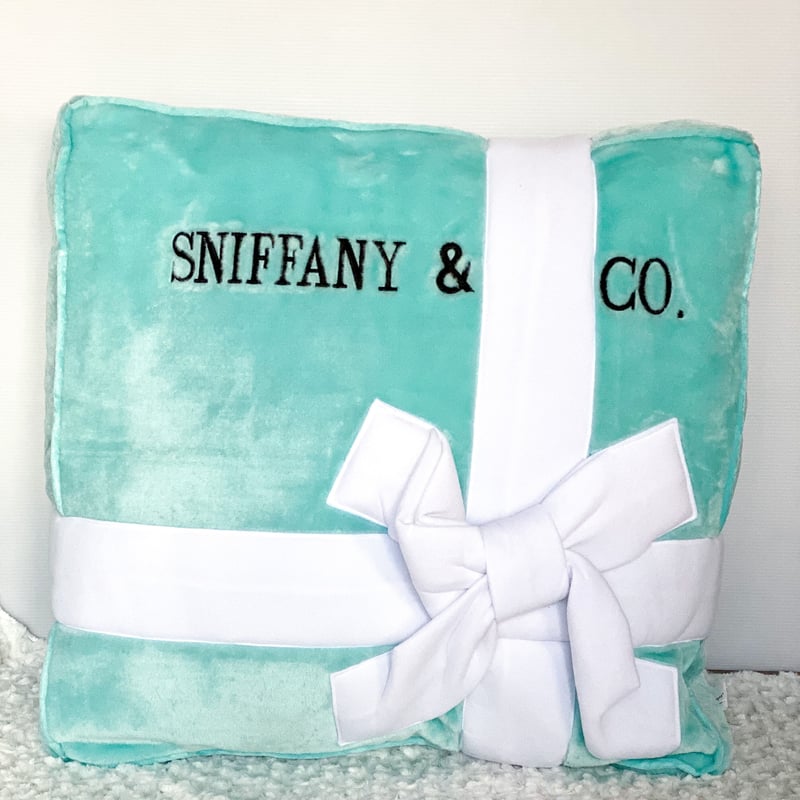 Dog Diggin Designs Sniffany Bed パロディベッド Dog Diggin Sniffany & Co Bed: Luxury Pet Bed for Pampered