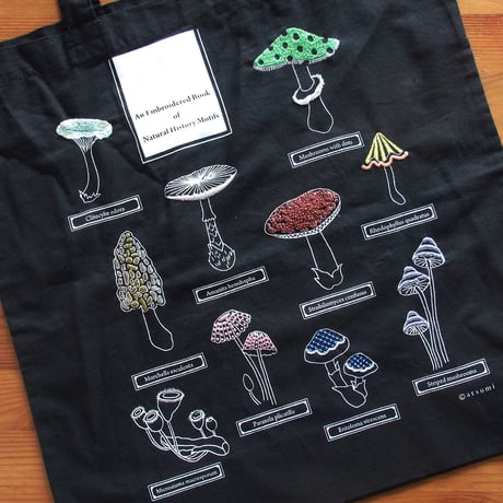 ぬりえをするように刺繍するきのこ