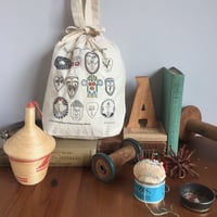 ぬりえをするように刺繍する巾着