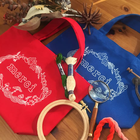 ぬりえをするように刺繍するmerci tote