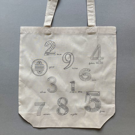ぬりえをするように刺繍する数字