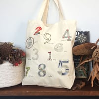 ぬりえをするように刺繍する数字