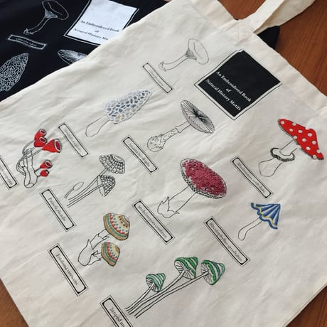 ぬりえをするように刺繍するきのこ