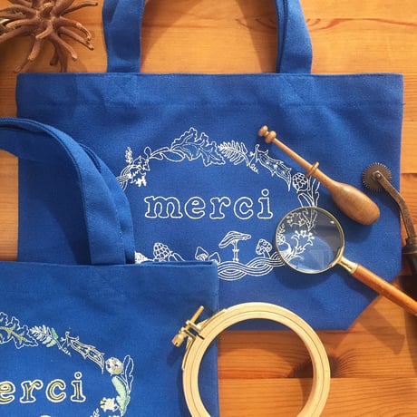 ぬりえをするように刺繍するmerci tote