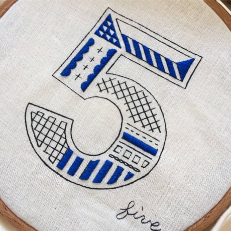 ぬりえをするように刺繍する数字