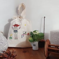 ぬりえをするように刺繍する縄跳び