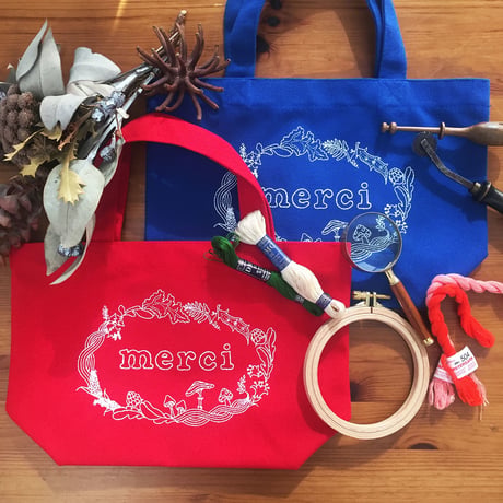 ぬりえをするように刺繍するmerci tote