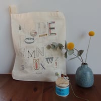 ぬりえをするように刺繍するA to Z