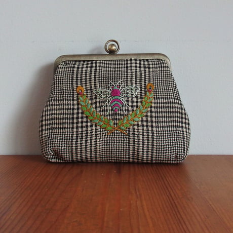 はちの刺繍のがまぐちキット