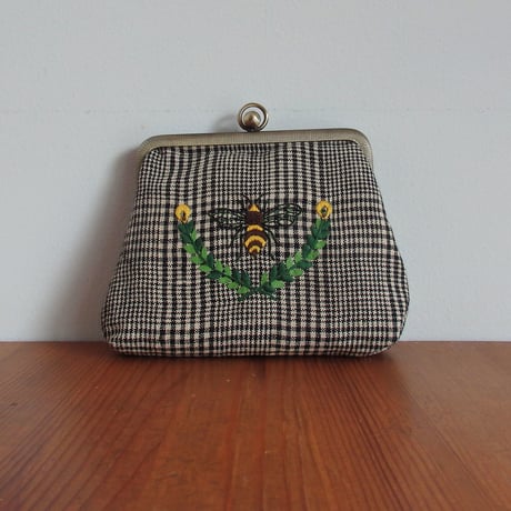 はちの刺繍のがまぐちキット