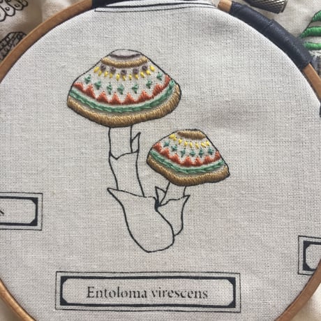 ぬりえをするように刺繍するきのこ