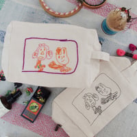 ぬりえをするように刺繍するポーチ