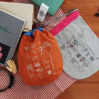 ぬりえをするように刺繍する手