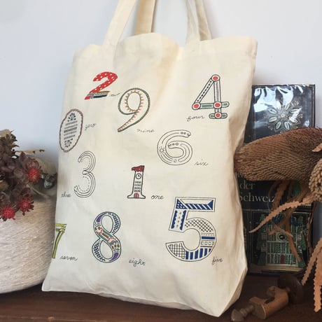 ぬりえをするように刺繍する数字