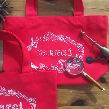 ぬりえをするように刺繍するmerci tote