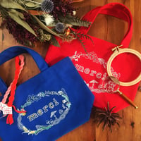 ぬりえをするように刺繍するmerci tote