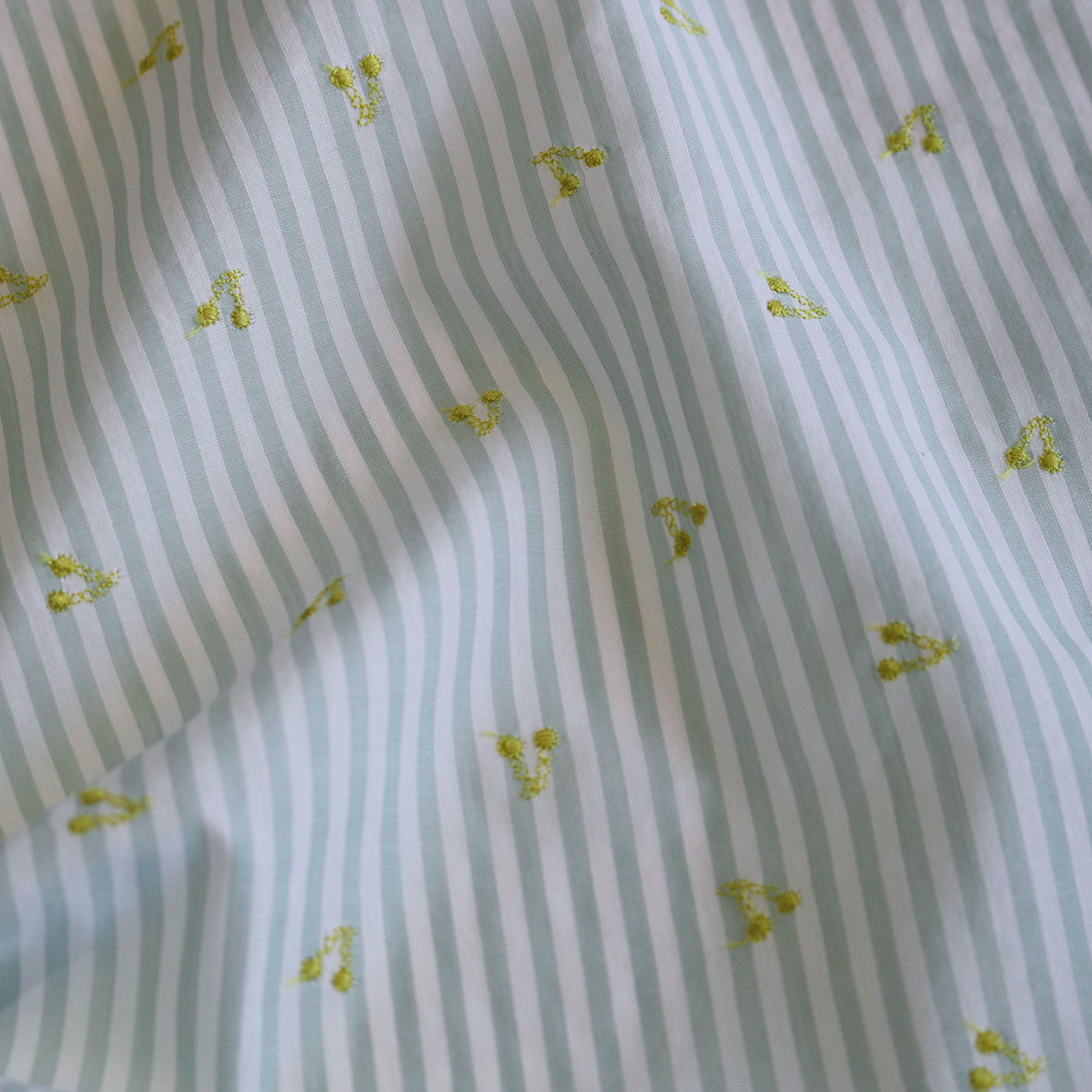 CHECK&STRIPE ストライプに刺繍の布 「ミニチェリー」50cm | Tomotake