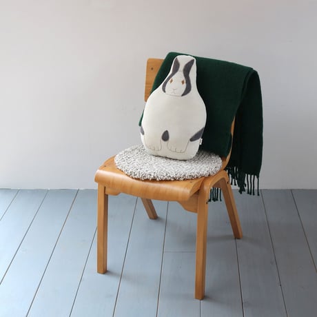ウサギのクッション　Rabbit Cushion