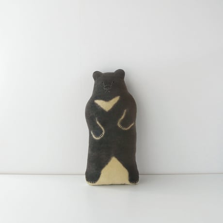 月の輪ぐまのクッション　Moon Bear Cushion