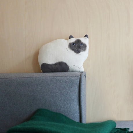 ネコのクッション　ポインテッド