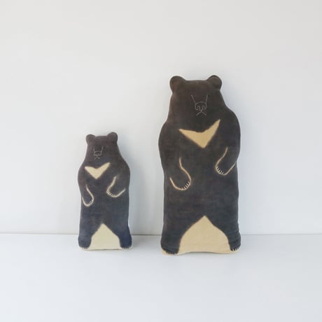 月の輪ぐまのクッション　Moon Bear Cushion