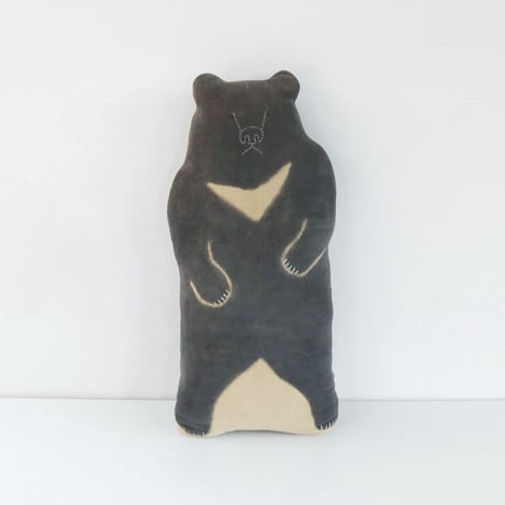 月の輪ぐまのクッション　Moon Bear Cushion